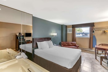 Room, 2 Queen Beds, Non Smoking, Jetted Tub