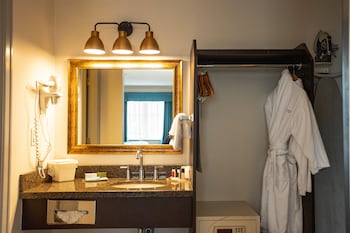 Suite, 1 King Bed, Non Smoking, Jetted Tub