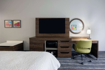Room, 2 Queen Beds, Accessible, Bathtub (Mobility & Hearing)