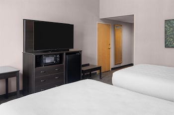 Standard Room, 2 Queen Beds, Accessible, Bathtub