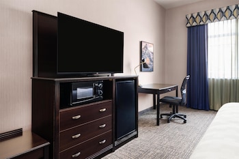 Standard Room, 1 King Bed, Accessible, Bathtub (1st Floor)