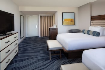 Room, 2 Queen Beds, Balcony, Marina View