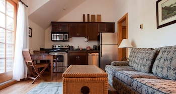 Cigar House Queen Suite w/ Poolside Balcony