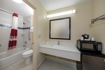 Standard Room, 1 King Bed, Non Smoking, Poolside