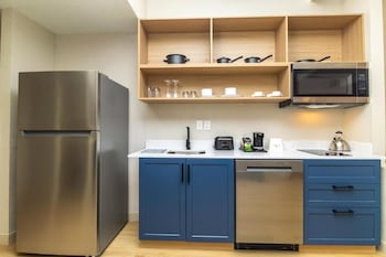 Studio Suite, 1 King Bed, Non Smoking, Kitchen
