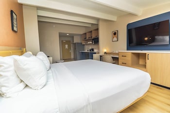 Studio Suite, 1 King Bed, Non Smoking, Kitchen