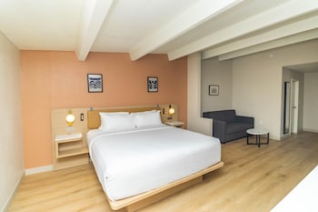 Suite, 1 King Bed, Non Smoking (Chaise Lounge)