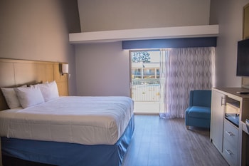 Standard Room, 1 King Bed, Balcony