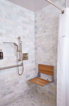 Accessible One Bedroom Apartment with Kitchen