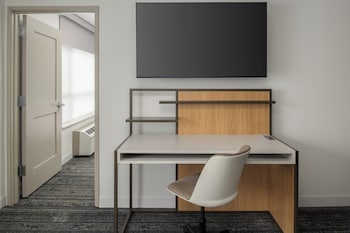 Suite, 1 Bedroom, Lake View (Mobility Accessible, Tub)