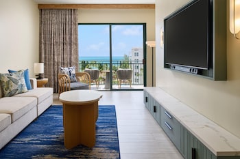 Suite, Accessible (ADA Vista, Roll-In Shower)