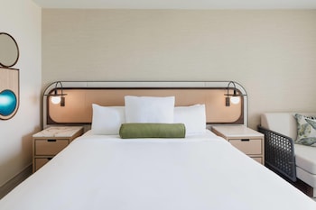 Room, 1 King Bed (Renovated, Pool)