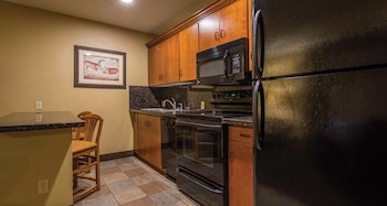 Suite, 1 King Bed, Non Smoking, Kitchen (with Sofabed)