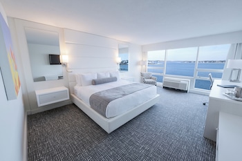 Standard Room, 1 King Bed, River View