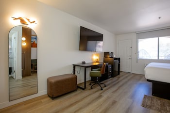 Deluxe Room, 1 King Bed, Patio, Mountain View
