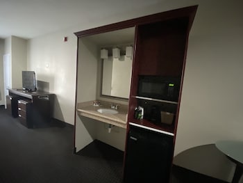 Room, 1 Queen Bed, Accessible, Non Smoking (Mobility with Bathtub Grab Bars)