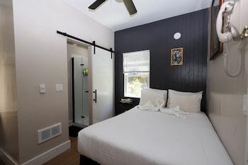 Standard Room, 1 Queen Bed, Private Bathroom
