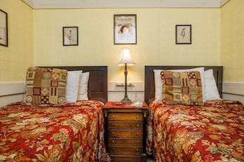 Twin Room, 2 Twin Beds, Shared Bathroom