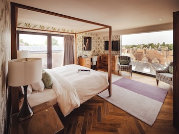 Senior Room, 1 Queen Bed (Fellows)