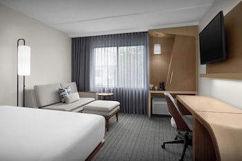 Room, 1 King Bed with Sofa bed (Mobility/Hearing Accessible, Tub)