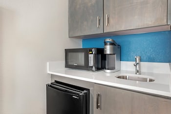 Standard Room, 1 King Bed, Roll-in Shower (Communications, Roll-In Shower)