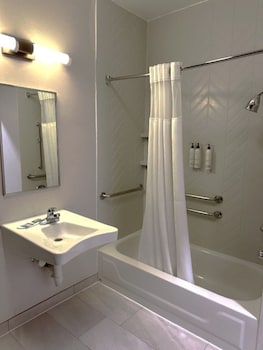 Studio, 1 King Bed (Mobility/Hearing Accessible, Tub)