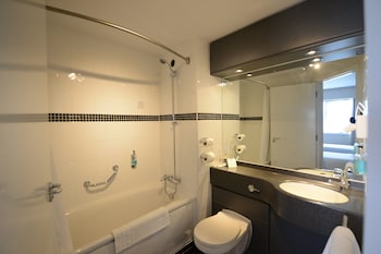 Standard Room, 2 Twin Beds (Parade Ring View)