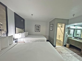Suite, 2 Queen Beds, Non Smoking (with Sofabed)