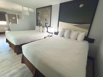 Suite, 2 Queen Beds, Non Smoking (with Sofabed)