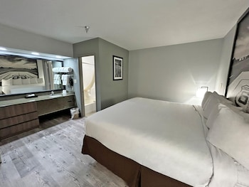 Suite, 1 King Bed, Non Smoking (with Sofabed)