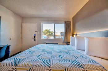 Standard Room, 1 King Bed, Smoking