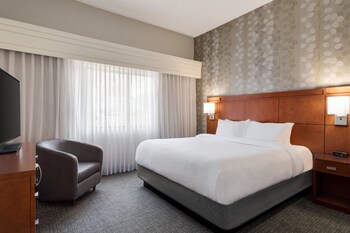 Suite, 1 Bedroom, Courtyard View