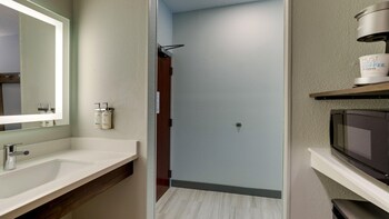 Standard Room, 1 King Bed, Mobility Accessible (Accessible Tub)