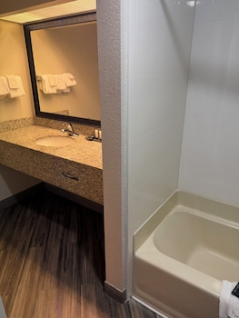 Deluxe Suite, 1 King Bed, Non Smoking, Jetted Tub