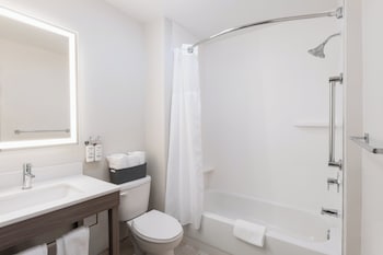 Standard Room, 2 Queen Beds (Tub)