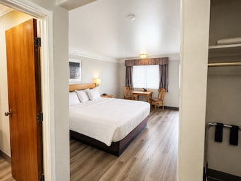 Deluxe Room, 1 King Bed, Accessible, Patio