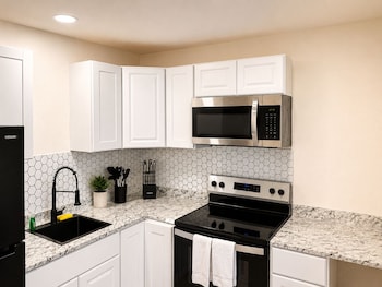 Deluxe Room, 1 Queen Bed, Kitchenette