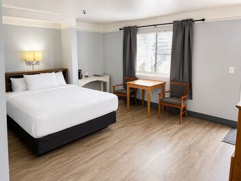 Deluxe Room, 1 Queen Bed, Kitchenette