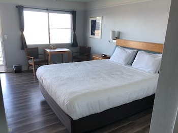 Deluxe Room, 1 King Bed, Accessible, Patio