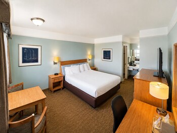 Basic Room, 1 Queen Bed, Non Smoking, Refrigerator & Microwave