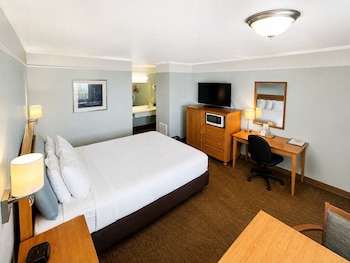 Deluxe Room, 1 King Bed, Non Smoking, Patio