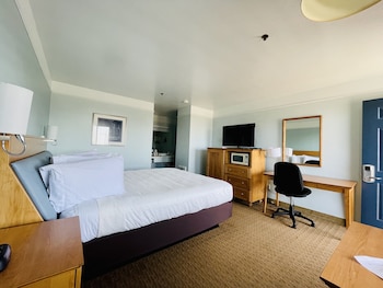 Basic Room, 1 Queen Bed, Non Smoking, Refrigerator & Microwave