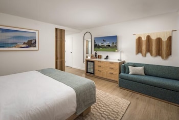 Club Room, 1 King Bed, Accessible (ADA Tub)