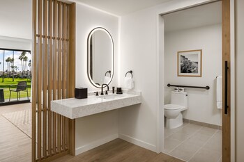 Club Room, 1 King Bed, Accessible (ADA Tub)