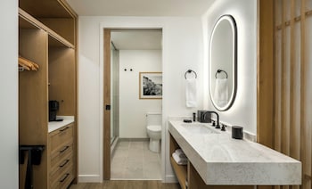 Club Room, 1 King Bed, Accessible (ADA Tub)