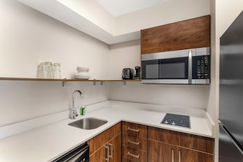Suite, 1 Queen Bed with Sofa bed, Accessible (Mobility and Hearing)
