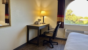 Basic Room, 1 King Bed