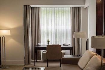 Deluxe Suite (Business Lounge Access)