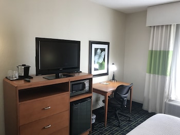 Standard Room, 1 Queen Bed, Non Smoking, Refrigerator & Microwave