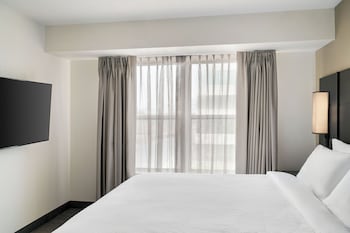 Suite, 2 Bedrooms (Mobility/Hearing Access, Roll-In Shwr)